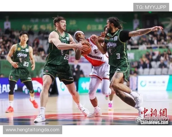 CBA联赛激战正酣 球员表现抢眼 球迷热情高涨 赛季走向充满悬念