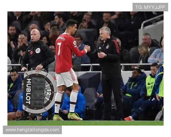 大巴黎与曼联的搞笑解说让你捧腹大笑的足球盛宴